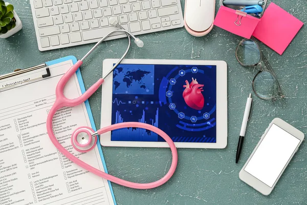 Tablettdator Med Stetoskop Och Laboratorietest Formulär Färg Bakgrund — Stockfoto
