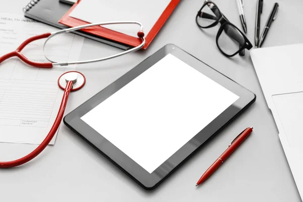 Tablet Computador Com Estetoscópio Acessórios Médico Fundo Cinza — Fotografia de Stock