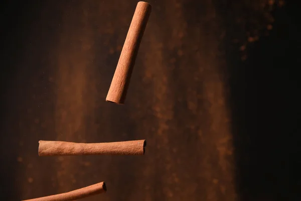 Falling Cinnamon Sticks Powder Dark Background — Stock Photo, Image