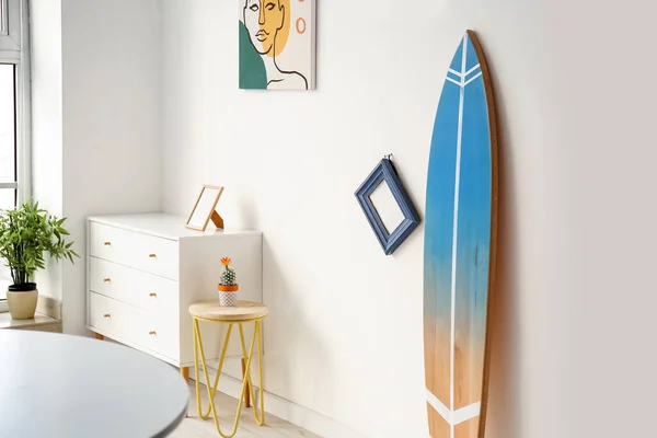 Intérieur Chambre Moderne Avec Planche Surf — Photo