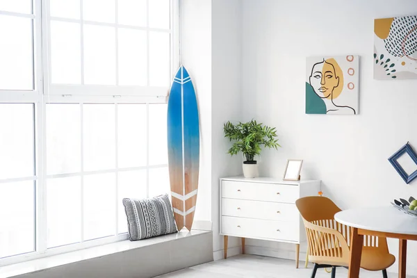サーフボード付きのモダンな部屋のインテリア — ストック写真