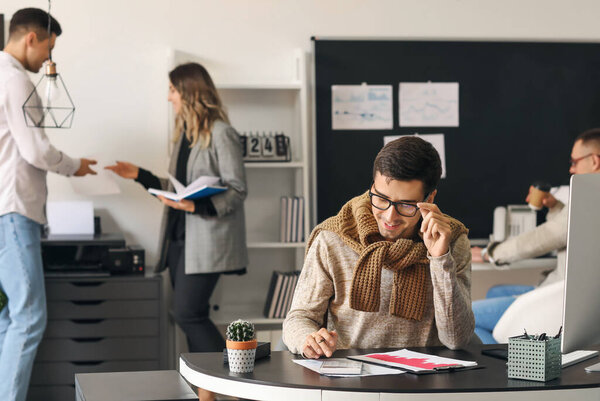 Бухгалтер, работающий в офисе