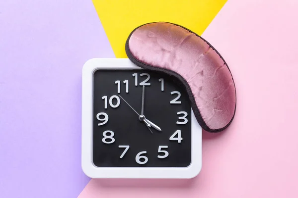 Horloge Élégante Masque Sommeil Sur Fond Couleur — Photo