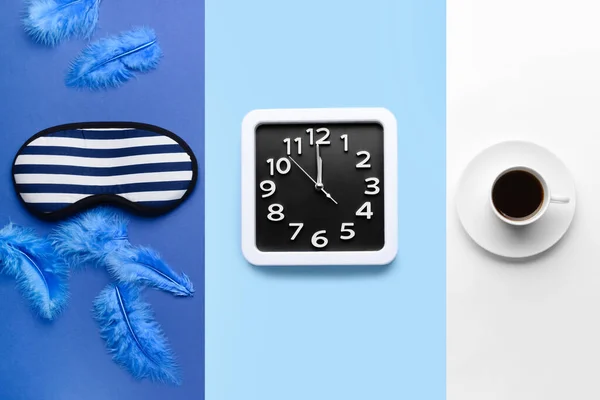 Composición Con Reloj Elegante Sobre Fondo Color —  Fotos de Stock