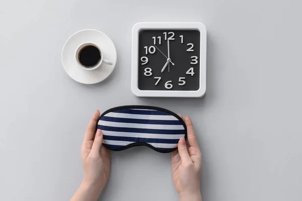 Mains Féminines Avec Masque Couchage Tasse Café Horloge Élégante Sur — Photo