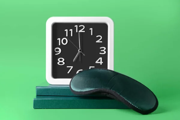 Stilvolle Uhr Bücher Und Schlafmaske Auf Farbigem Hintergrund — Stockfoto