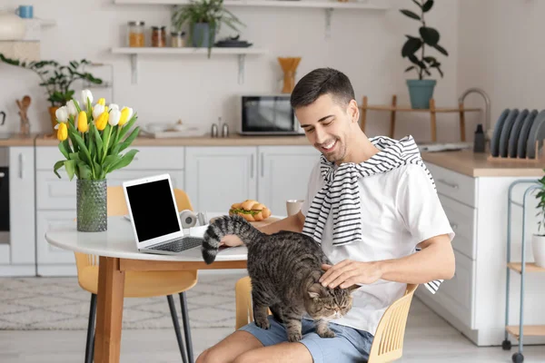 Young Man Cute Cat Kitchen — Stock Photo, Image