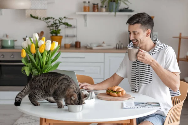 Young Man Cute Cat Drinking Coffee Kitchen — Stock Photo, Image