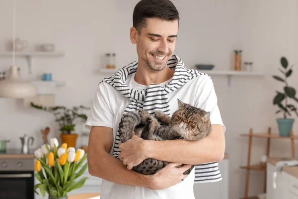 Mutfakta Kedisi Olan Genç Bir Adam — Stok fotoğraf