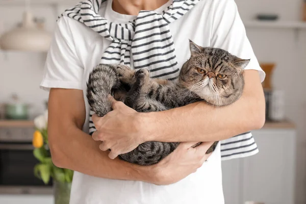 Młody Mężczyzna Uroczym Kotem Kuchni Zbliżenie — Zdjęcie stockowe