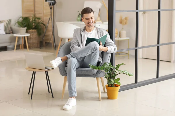 Jovem Com Livro Sentado Poltrona Casa — Fotografia de Stock