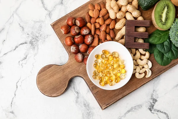 Placa Com Cápsulas Óleo Peixe Produtos Saudáveis Ricos Vitamina Fundo — Fotografia de Stock