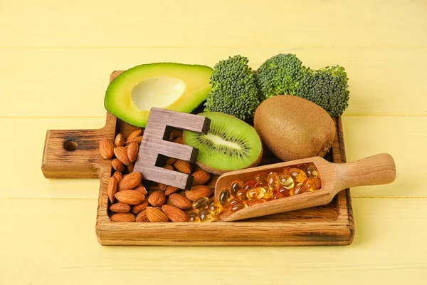 Placa Com Produtos Saudáveis Ricos Vitamina Sobre Fundo Madeira Cor — Fotografia de Stock