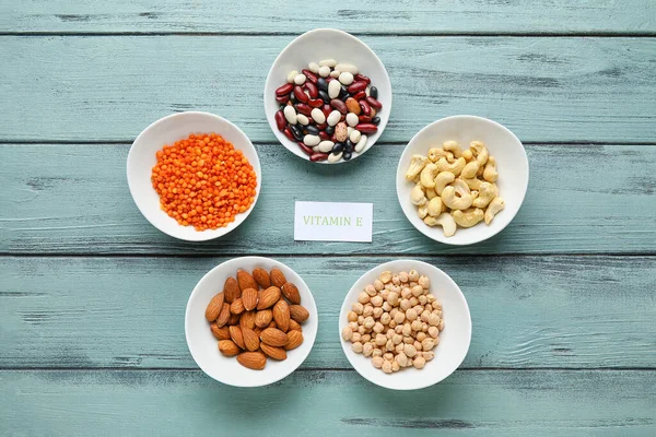 Placas Com Diferentes Nozes Saudáveis Feijões Ricos Vitamina Sobre Fundo — Fotografia de Stock