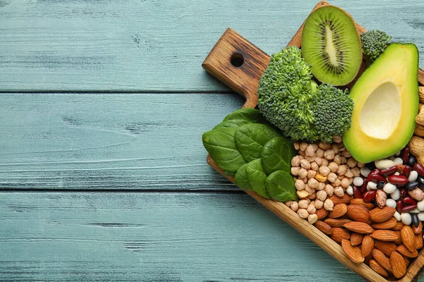 Placa Com Produtos Saudáveis Ricos Vitamina Sobre Fundo Madeira Cor — Fotografia de Stock