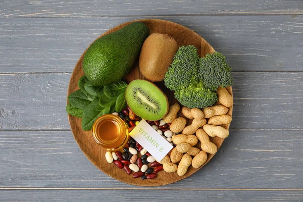 Placa Com Produtos Saudáveis Ricos Vitamina Sobre Fundo Madeira Cor — Fotografia de Stock