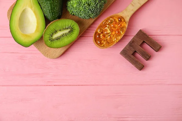 Placa Com Produtos Saudáveis Ricos Vitamina Cápsulas Óleo Peixe Sobre — Fotografia de Stock