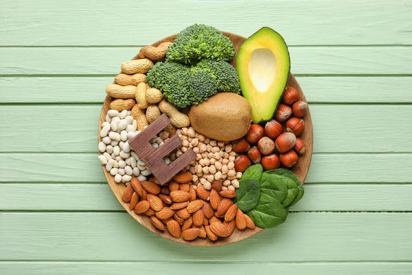 Placa Com Produtos Saudáveis Ricos Vitamina Sobre Fundo Madeira Cor — Fotografia de Stock