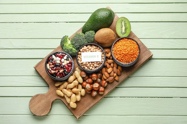 Placa Com Produtos Saudáveis Ricos Vitamina Sobre Fundo Madeira Cor — Fotografia de Stock