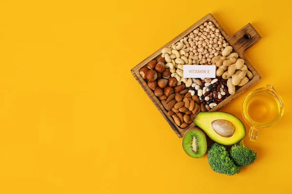 Placa Com Produtos Saudáveis Ricos Vitamina Fundo Colorido — Fotografia de Stock