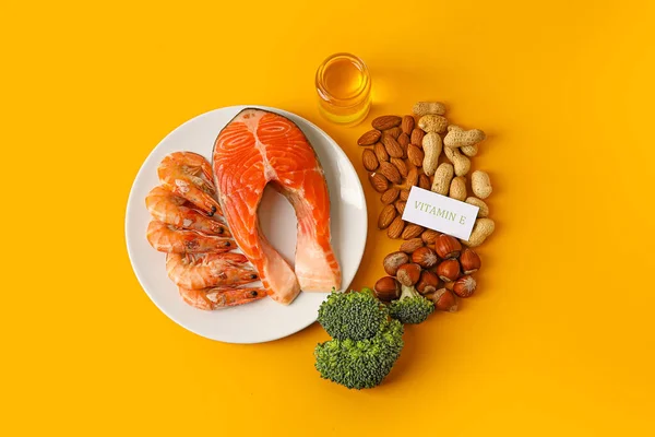 Lempeng Dengan Produk Sehat Kaya Vitamin Dengan Latar Belakang Warna — Stok Foto