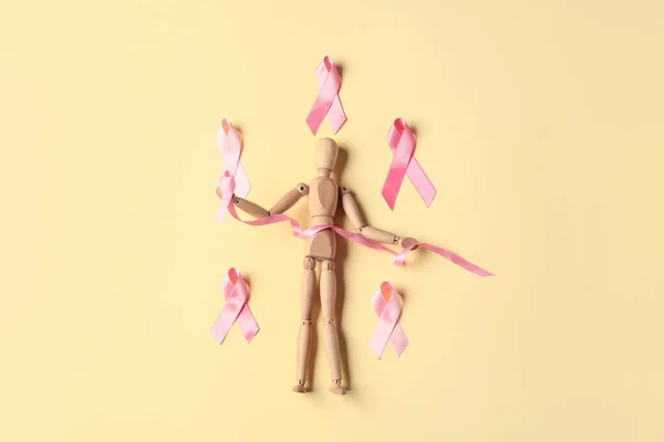 Trä Skyltdocka Med Rosa Band Färg Bakgrund Begreppet Bröstcancer — Stockfoto