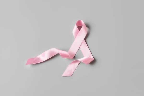 Ροζ Κορδέλα Γκρι Φόντο Έννοια Του Καρκίνου Του Μαστού — Φωτογραφία Αρχείου