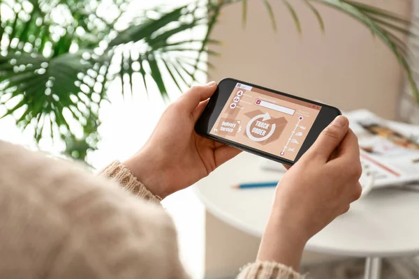 Vrouw Met Mobiele Telefoon Met Open Pagina Van Bezorgdienst Toepassing — Stockfoto