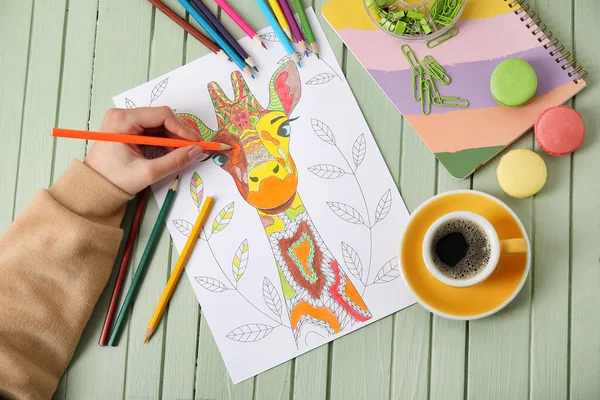 Ahşap masadaki kadın boyama resmi, yakın plan.