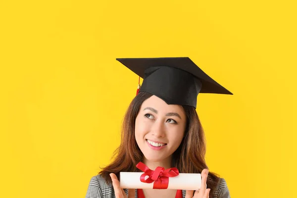 Estudiante Graduación Femenina Reflexiva Con Diploma Sobre Fondo Color — Foto de Stock