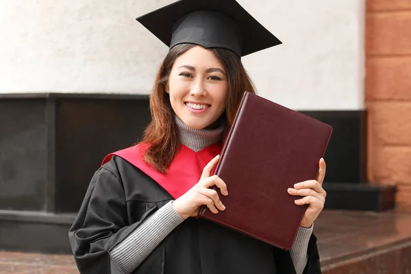 Studente Donna Vestaglia Scapolo Con Libro Nel Suo Giorno Laurea — Foto Stock