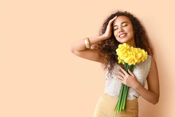 Bella Giovane Donna Afro Americana Con Bouquet Narciso Sfondo Colore — Foto Stock