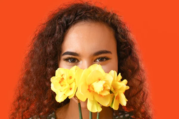 Красивая Молодая Афроамериканка Нарциссом Букет Цветном Фоне — стоковое фото
