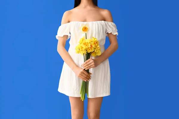 Beautiful Young Woman Narcissus Bouquet Color Background — Stock Photo, Image