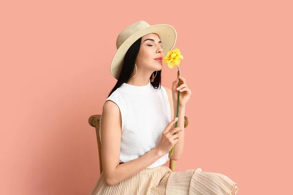 Hermosa Mujer Joven Con Narciso Sentado Silla Contra Fondo Color —  Fotos de Stock