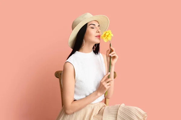 Mooie Jonge Vrouw Met Narcissen Zittend Stoel Tegen Kleur Achtergrond — Stockfoto