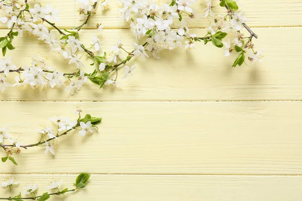 Piękne Kwitnące Gałęzie Kolorowym Drewnianym Tle — Zdjęcie stockowe