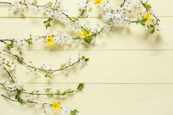 Renkli ahşap arka planda güzel açan dallar