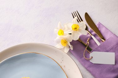 Narcissus çiçekleri açık arkaplanda, yakın plan.