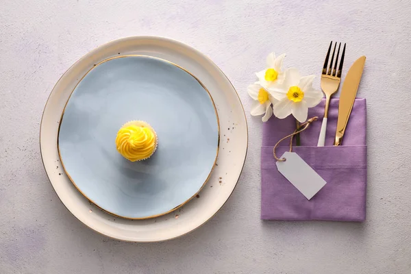 Bella Tavola Apparecchiata Con Fiori Narciso Cupcake Sfondo Chiaro — Foto Stock