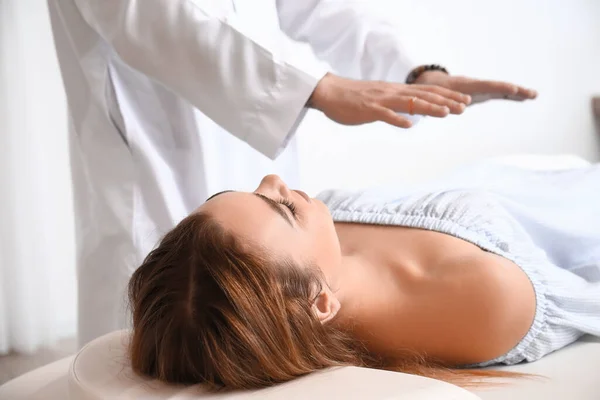 Reiki Usta Hastayla Çalışıyor — Stok fotoğraf