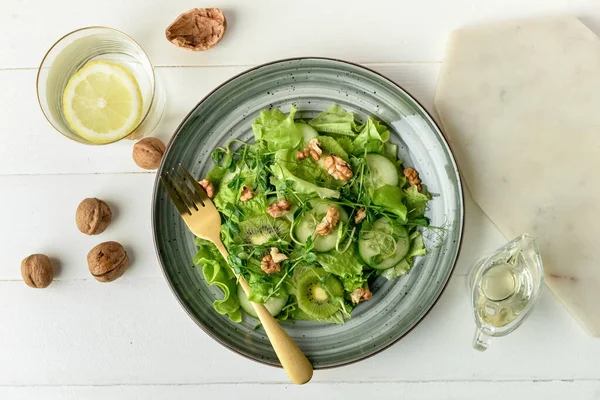 Prato Com Salada Fresca Nozes Fundo Madeira Clara — Fotografia de Stock