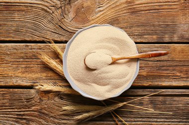 Ahşap masada etkin kuru maya ile kase