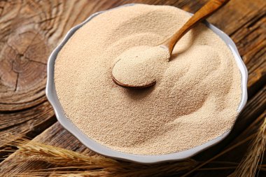 Ahşap masada etkin kuru maya ile kase