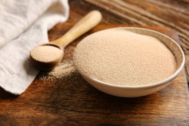 Ahşap masada etkin kuru maya ile kase