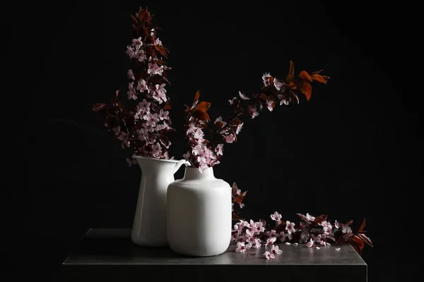 Vasos Com Belos Ramos Florescentes Mesa Contra Fundo Escuro — Fotografia de Stock