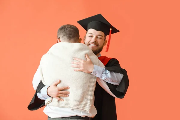 Gelukkig Man Afstuderen Student Met Zijn Vader Kleur Achtergrond — Stockfoto