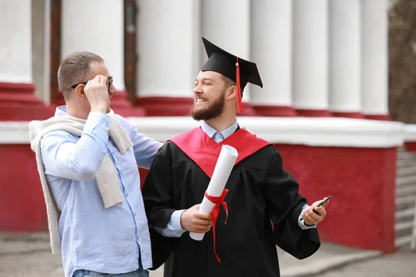 Gelukkige Jongeman Met Zijn Vader Afstudeerdag — Stockfoto