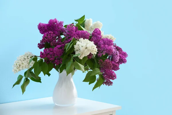Vas Dengan Bunga Lilac Rak Dekat Dinding Warna — Stok Foto