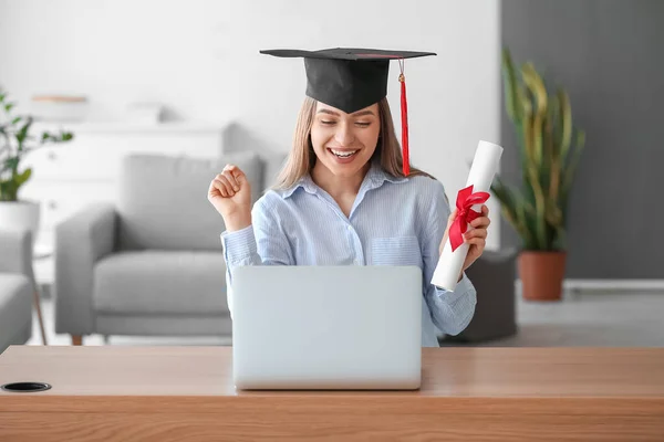 Glad Kvinnlig Student Sin Examensdag Hemma Begreppet Studier Nätet — Stockfoto